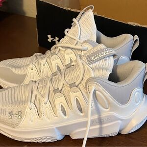 NEW IN BOX Under Armour Women's Flow Breakthru 4 Shoes - White/Gray